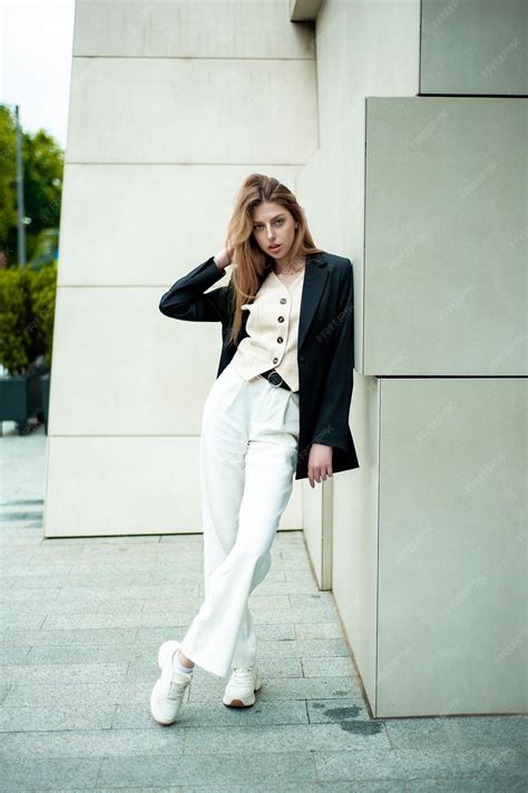 Beautiful Women Business Suit 的图像结果