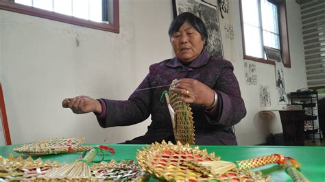 铁扇公主有个芭蕉扇，济宁谢士娥做了把麦秆版的_凤凰资讯