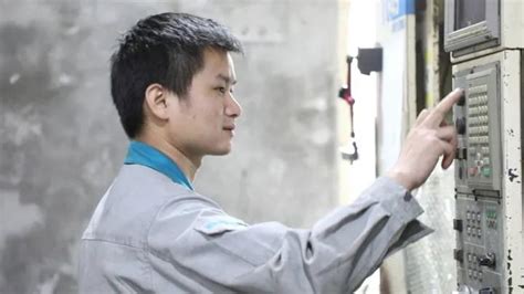 从普通学徒工到“浙江工匠”，这位青年工人被写进2022年高考作文题_腾讯新闻