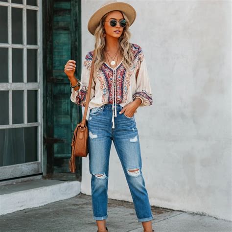 25 Mom Jeans Outfits That Are Comfy & Stylish