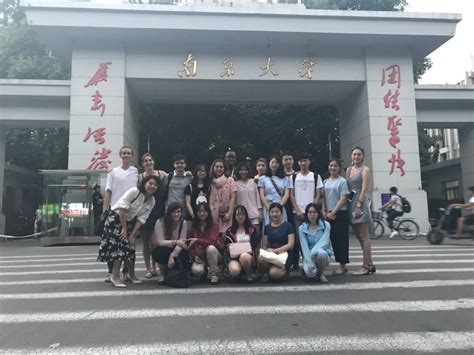 “南京国际青年交流计划”的外国学生来我校参加联谊活动
