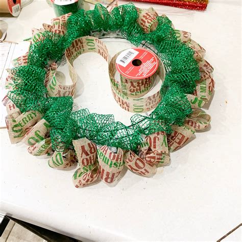 Christmas Wreath Tutorials Using Deco Mesh 的图像结果