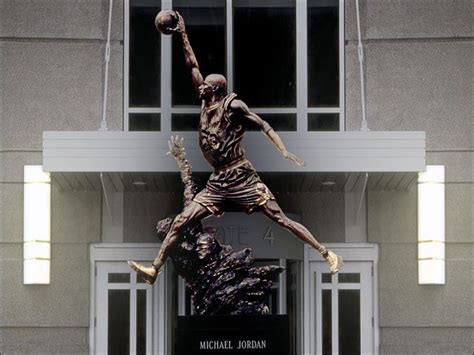 Michael Jordan statue at the United Center | Chicago Bulls | Michael jordan photos, Michael ...