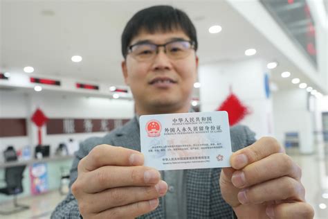 “五星卡”签发启用首日 无锡2人领取新版外国人永久居留身份证-现代快报网