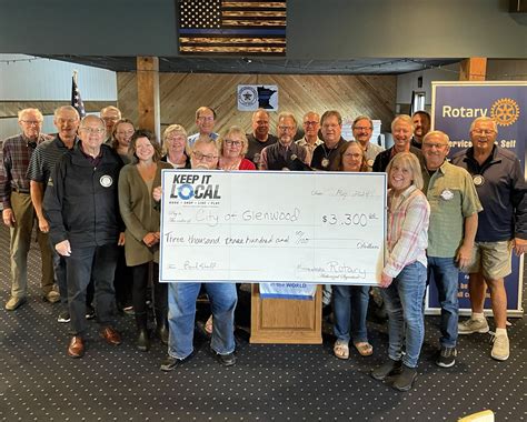 Rotary gives to Glenwood-color - Pope County Tribune