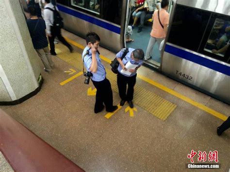 北京地铁2号线一乘客进入运营轨道 列车紧急停车(组图)-搜狐滚动