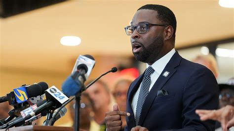 Memphis mayor brushes off partisanship in National Guard conversations