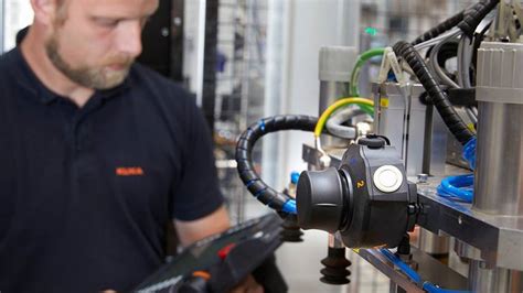 Programming robots: hand guiding with KUKA ready2_pilot | KUKA India