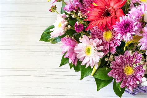 関連する画像の詳細をご覧ください。Beau Bouquet De Fleurs Lumineuses En Corbeille Sur Fond De Bois Blanc ...