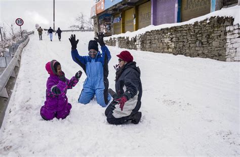 Snowfall in Himachal leads to closure of 177 roads, Shimla hotel room ...