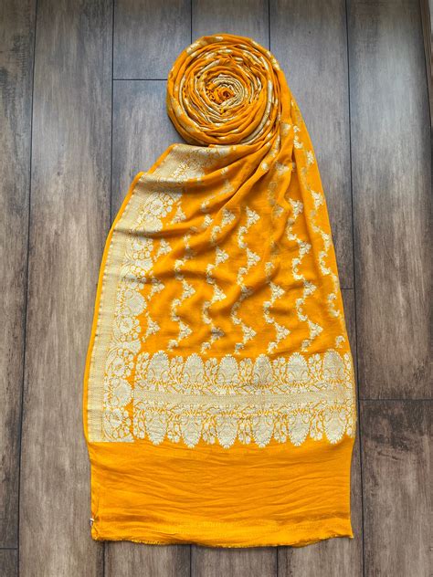 Khaddi Shikargah Yellow Dupatta – Umay Benaras