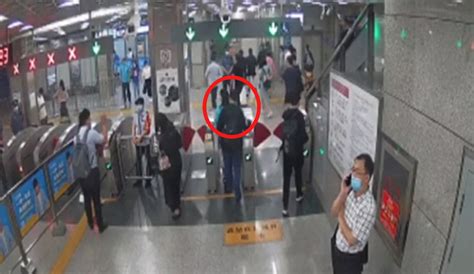 男子地铁逃票被抓现行 不交通执法队员处罚甚至抓伤民警 已被刑拘_北京日报APP新闻