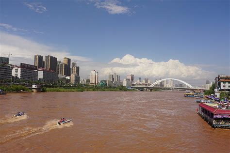 中国最长的城市，主城区长100多公里，最窄处不足4公里