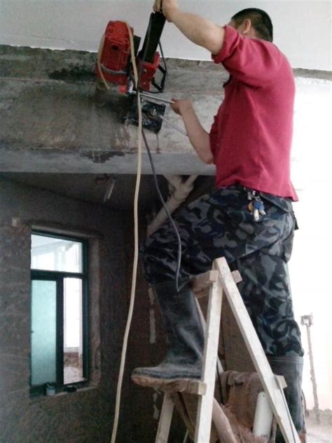 工人在钢筋混凝土块上加绞索高清图片下载-正版图片501848176-摄图网