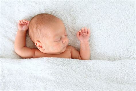 新出生的婴孩 库存图片. 图片 包括有 人们, 新出生, 删去的, 新建, 敬慕, 纵向, 男性, 少许 - 52435085