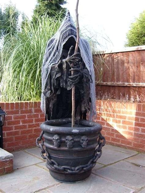 30+ Fabulously Spooky Outdoor Halloween Decorating Ideas | Scary ...