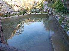 vasche d acqua vasca per la raccolta dell acqua foto di mulino ad acqua vasche d acqua vasca per la raccolta dell acqua foto di mulino ad acqua