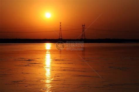 晚上场景夏天河边金色日落的风景高清图片下载-正版图片307880099-摄图网