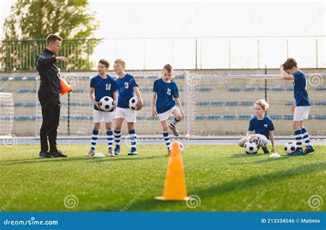 Colegiales En Cancha De Fútbol. Joven Entrenador Hablando Con ...
