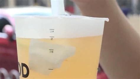 2杯古茗奶茶喝出3张标签碎纸，商家称封口过程失误_凤凰网视频_凤凰网
