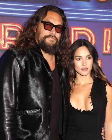 Jason Momoa y Adria Arjona debutan como pareja en una red carpet