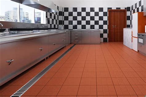 饭店厨房地面用什么瓷砖比较耐磨防滑？_驰能八吉星商厨工程