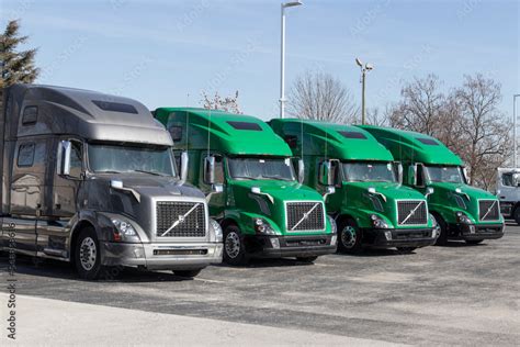 Volvo Big-Rig Trucks 的图像结果