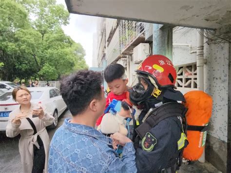 消防员坠楼时舍命护住的小女孩，长大了