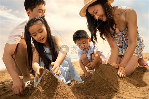 快乐的四口之家在沙滩上玩沙子高清图片下载-正版图片507635468-摄图网