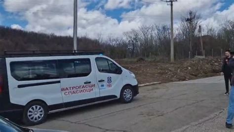 Novosti.rs | Galerija | STIGLI I VATROGASCI: Raščišćava se dvorište ...