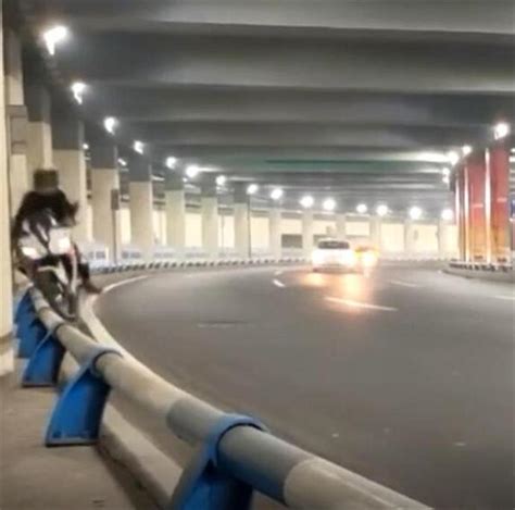 重庆一摩托车手隧道内飙车撞柱被甩飞，当场身亡