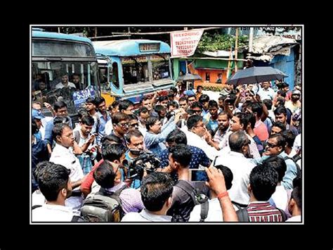 traffic guard: Vexed at auto drivers' 'extortion', passengers block ...