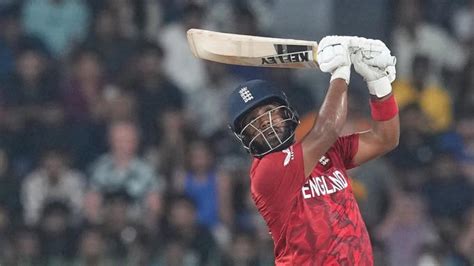 Bat like Sehwag: McCullum's walkie-talkie message to Rehan Ahmed during ...