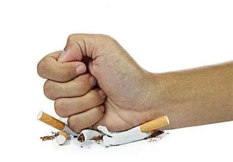 因妻子逼戒烟，6旬老汉闹离婚：不抽烟，我比死还难过！