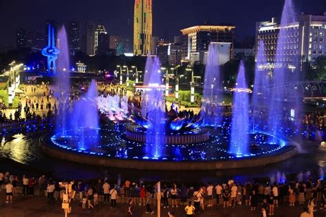 每天都这么多人，来济南泉城广场看音乐喷泉！