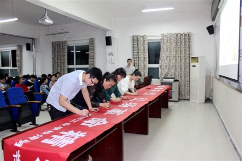 信阳工业学校举行“红五月”大合唱比赛（视频）