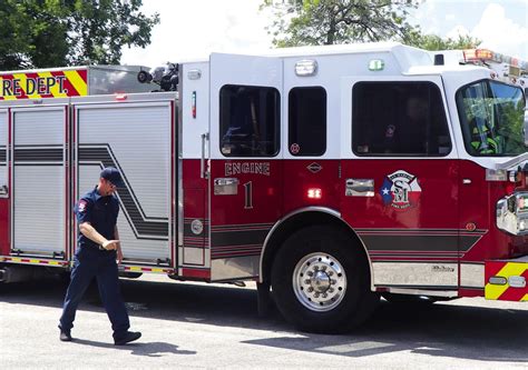 Firefighters visit children at Centro Cultural Hispano de San Marcos