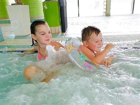 Sis vs Bro Swimming Pool 的图像结果