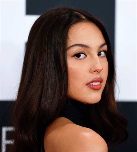 Olivia Rodrigo luce su glamour clásico en los Premios Grammy 2025 ...