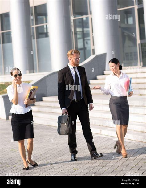 Free Business People Walking 的图像结果