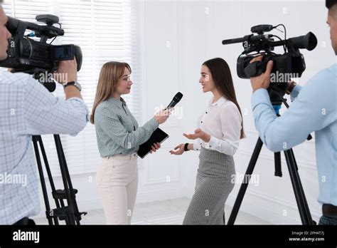 Journalist Interviewing 的图像结果