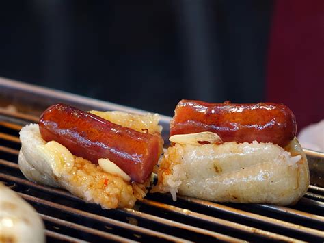 【夜市小吃】大腸包小腸 Taiwanese Sausage With Sticky Rice │HowLiving美味生活