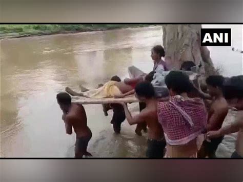 Villagers carry woman to hospital on cot after snake bites her in ...