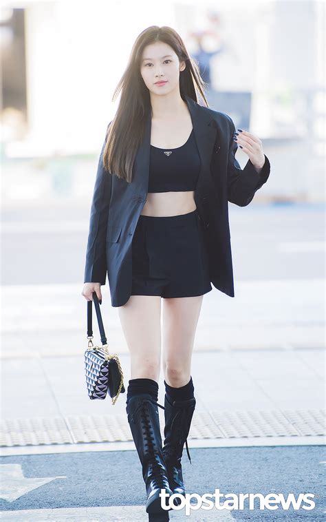 TWICE SANA ฉายเดี่ยวเดินทางร่วมงาน Prada Show at Milan Fashion Week - Pantip