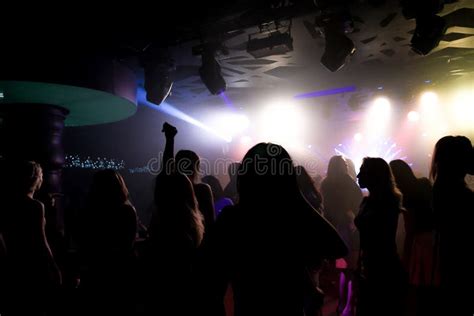 Dancing Background 的图像结果