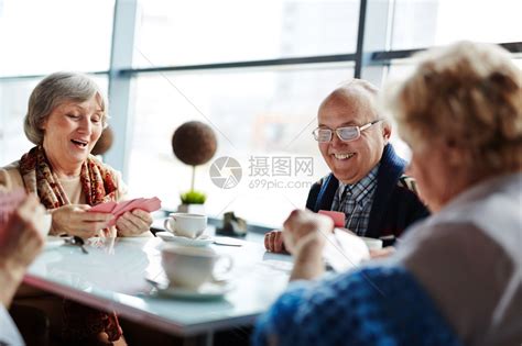 一群友好的老年人在桌上打牌高清图片下载-正版图片502908409-摄图网