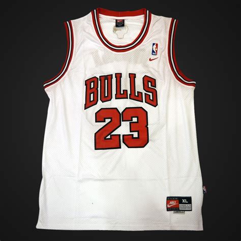 Chicago Bulls // Michael Jordan + Team Signed Chicago Bulls White ...