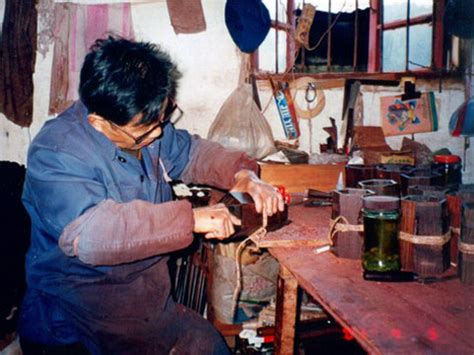 新疆墨玉：乐器制作厂的幸福生活