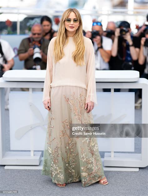 Jennifer Lawrence feet | FeetDatabase.com