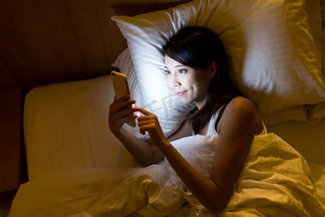 青年女性熬夜看手机高清图片下载-正版图片501539119-摄图网